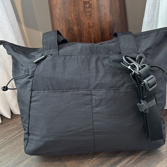 Hurley Horizon Shopper tote,zip top in/out pockets,removable crossbody strap - Picture 3 of 16